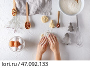 Женщина месит муку на белом фоне. Стоковое фото, фотограф Pixel_shot / Фотобанк Лори