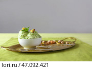 Поднос с вкусным фисташковым мороженым на столе. Стоковое фото, фотограф Pixel_shot / Фотобанк Лори