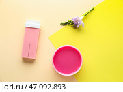 Жирорастворимый восковой картридж, сахарная паста и цветы на цветном фоне. Стоковое фото, фотограф Pixel_shot / Фотобанк Лори