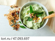 Чаша с вкусным фисташковым мороженым на столе. Стоковое фото, фотограф Pixel_shot / Фотобанк Лори