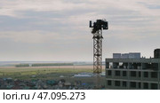 Строительство многоэтажного здания. Работа башенного крана. Construction of a multi-storey building. Tower crane operation. (2023 год). Стоковое видео, видеограф Евгений Романов / Фотобанк Лори