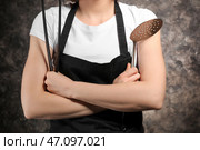 Молодая женщина шеф-повар с скиммером на темном фоне, крупным планом. Стоковое фото, фотограф Pixel_shot / Фотобанк Лори