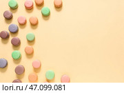 Вкусные макаруны на цветном фоне. Стоковое фото, фотограф Pixel_shot / Фотобанк Лори