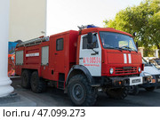 Пожарный автомобиль АЦ-6-40 на шасси КАМАЗ, дежурство на городском празднике. Волгоград, Центральный район, Россия. Редакционное фото, фотограф Андрей Цыганков / Фотобанк Лори