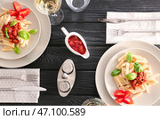 Тарелки вкусной пасты пенне с соусом болоньез на столе. Стоковое фото, фотограф Pixel_shot / Фотобанк Лори