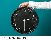 Мужчина держит часы на цветном фоне. Тайм-менеджмент концепция. Стоковое фото, фотограф Pixel_shot / Фотобанк Лори