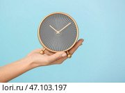 Женщина, держащая будильник на цвет фона. Концепция тайм-менеджмента. Стоковое фото, фотограф Pixel_shot / Фотобанк Лори