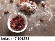 Чаша с вкусным клюквенным соусом на деревянном фоне, вид сверху. Стоковое фото, фотограф Pixel_shot / Фотобанк Лори