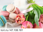 Вкусные макаруны и тюльпаны на столе. Стоковое фото, фотограф Pixel_shot / Фотобанк Лори