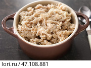 Супница с вкусной овсянкой на сером фоне. Стоковое фото, фотограф Pixel_shot / Фотобанк Лори