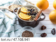 Супница с вкусной овсянкой на белом фоне деревянные. Стоковое фото, фотограф Pixel_shot / Фотобанк Лори