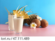 Очки вкусного коктейля Пина Колада на столе. Стоковое фото, фотограф Pixel_shot / Фотобанк Лори