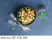 Чаша с вкусным салатом из нута на столе. Стоковое фото, фотограф Pixel_shot / Фотобанк Лори