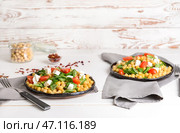 Тарелки с вкусным салатом из нута на столе. Стоковое фото, фотограф Pixel_shot / Фотобанк Лори