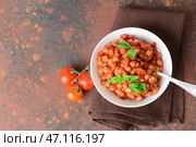 Чаша с вкусным нутом в томатном соусе на цветном фоне. Стоковое фото, фотограф Pixel_shot / Фотобанк Лори