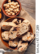 Миски с вкусным печеньем бискотти и фундуком на деревянном фоне. Стоковое фото, фотограф Pixel_shot / Фотобанк Лори