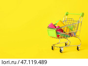 Корзина с ластиками и мелом на желтом фоне. Стоковое фото, фотограф Pixel_shot / Фотобанк Лори