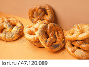 Вкусные свежие крендельки на цветном фоне. Стоковое фото, фотограф Pixel_shot / Фотобанк Лори