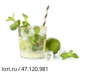 Стакан вкусного мохито на белом фоне. Стоковое фото, фотограф Pixel_shot / Фотобанк Лори