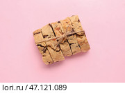 Вкусное печенье бискотти, перевязанное ниткой на розовом фоне. Стоковое фото, фотограф Pixel_shot / Фотобанк Лори