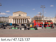Russia, Moscow, April 29, 2019: View of the Bolshoi Theater and Central Department Store and sightseeing bus. Редакционное фото, фотограф Татьяна Васильева / Фотобанк Лори