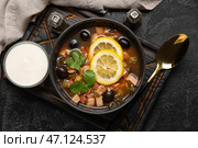 Чашка вкусного супа ходжподж с сметаной на темном фоне. Стоковое фото, фотограф Pixel_shot / Фотобанк Лори