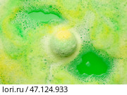 Бомбочка для ванны растворяется в воде. Стоковое фото, фотограф Pixel_shot / Фотобанк Лори