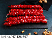 Сланцевая доска с вкусными церковными хлебцами на темном фоне. Стоковое фото, фотограф Pixel_shot / Фотобанк Лори