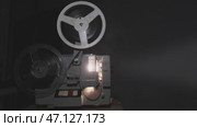 Old projector showing film. Стоковое видео, видеограф Михаил Коханчиков / Фотобанк Лори