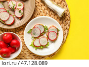 Тарелки с вкусными брускеттами из редьки на желтом фоне. Стоковое фото, фотограф Pixel_shot / Фотобанк Лори