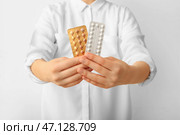 Женщина с гормональными таблетками на белом фоне, крупным планом. Стоковое фото, фотограф Pixel_shot / Фотобанк Лори