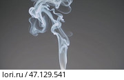 White Smoke on Gray Background, abstract wispy shapes, with copy space. Стоковое AI-видео, аниматор KATERINA AI / Фотобанк Лори