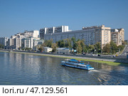 Вид на Гончарную набережную и проплывающий прогулочный теплоход. Москва, Россия (2024 год). Редакционное фото, фотограф Елена Коромыслова / Фотобанк Лори