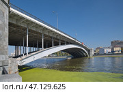 Большой Краснохолмский мост в Москве летним солнечным днем, Россия (2024 год). Редакционное фото, фотограф Елена Коромыслова / Фотобанк Лори