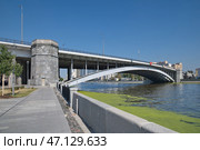 Большой Краснохолмский мост в Москве летним солнечным днем, Россия (2024 год). Стоковое фото, фотограф Елена Коромыслова / Фотобанк Лори