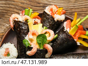 Тарелка с вкусными конусами суши на деревянном фоне, крупный план. Стоковое фото, фотограф Pixel_shot / Фотобанк Лори