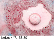 Розовая ванная бомба растворяется в воде. Стоковое фото, фотограф Pixel_shot / Фотобанк Лори
