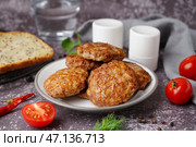 Тарелка с котлетами, помидорами и перцем на сером грунтовом столе на кухне. Стоковое фото, фотограф Pixel_shot / Фотобанк Лори