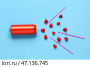 Композиция с банкой свежего газированного напитка и малиной на голубом фоне. Стоковое фото, фотограф Pixel_shot / Фотобанк Лори
