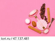 Инструмент для массажа лица с косметическим кремом, губкой и натуральными компонентами на розовом фоне. Стоковое фото, фотограф Pixel_shot / Фотобанк Лори
