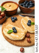 Пробковый коврик из вкусных бутербродов с ореховым маслом на столе, крупным планом. Стоковое фото, фотограф Pixel_shot / Фотобанк Лори