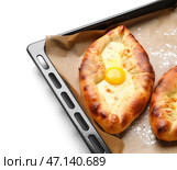 Противень с вкусными хачапури по-аджарски на белом фоне, крупным планом. Стоковое фото, фотограф Pixel_shot / Фотобанк Лори