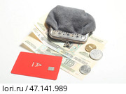 Банковская карта Альфа банка, деньги и кошелек на белом фоне. Редакционное фото, фотограф Яна Королёва / Фотобанк Лори
