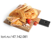 Доска с вкусными чебуреками, помидорами и морской солью на белом фоне. Стоковое фото, фотограф Pixel_shot / Фотобанк Лори