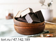 Чаша с вкусными конфетами из птичьего молока на деревянном столе, крупным планом. Стоковое фото, фотограф Pixel_shot / Фотобанк Лори