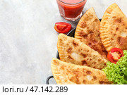Сковорода с вкусными чебуреками на светлом фоне, крупным планом. Стоковое фото, фотограф Pixel_shot / Фотобанк Лори