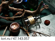 Банка с лягушачьими костями и горящая свеча на темном столе волшебника. Стоковое фото, фотограф Pixel_shot / Фотобанк Лори
