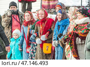 Женщины с повязанными Павловопосадскими яркими цветными платками на головах. Празднование Масленицы на территории Кафедрального собора в честь Преображения Господня. Бердск, Новосибирская область, Западная Сибирь, Россия. Редакционное фото, фотограф Евгений Мухортов / Фотобанк Лори