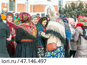 Женщины с повязанными Павловопосадскими яркими цветными платками на головах. Празднование Масленицы на территории Кафедрального собора в честь Преображения Господня. Бердск, Новосибирская область, Западная Сибирь, Россия. Редакционное фото, фотограф Евгений Мухортов / Фотобанк Лори