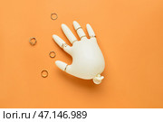 Надутая медицинская перчатка со стильными украшениями на цветном фоне. Стоковое фото, фотограф Pixel_shot / Фотобанк Лори